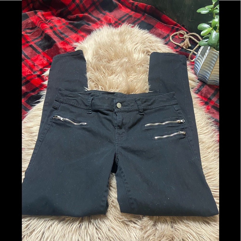 Jeans with zipper details